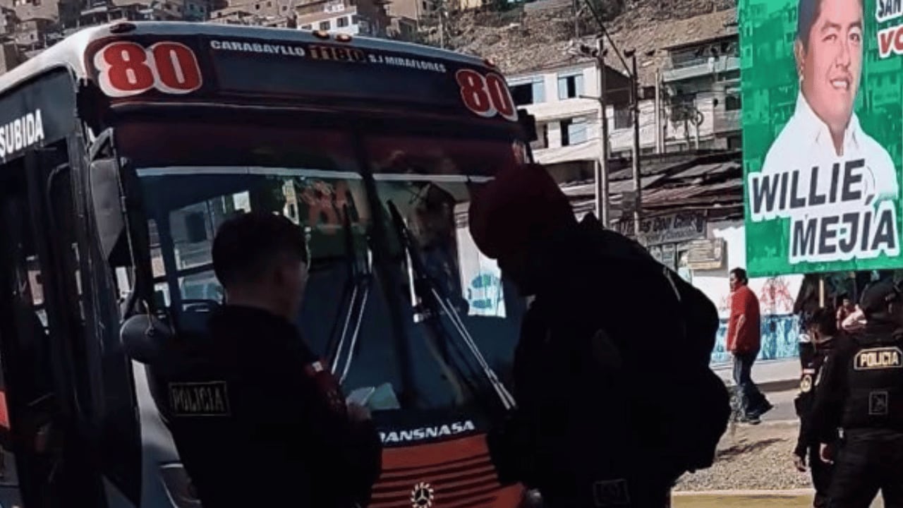 El chofer de una unidad de la línea 80 fue auxiliado por paramédicos de la Municipalidad de Surco. La Policía llegó a la zona para iniciar las investigaciones y determinar el móvil del ataque. (Imagen: Roger García @Aderly/X)