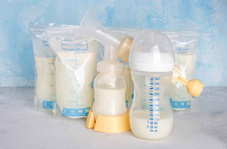 La leche materna es el alimento ideal para tu bebé. ¿Te gustaría aprender cómo extraerla y conservarla para que tu bebé pueda beneficiarse incluso cuando no puedas amamantarlo directamente?