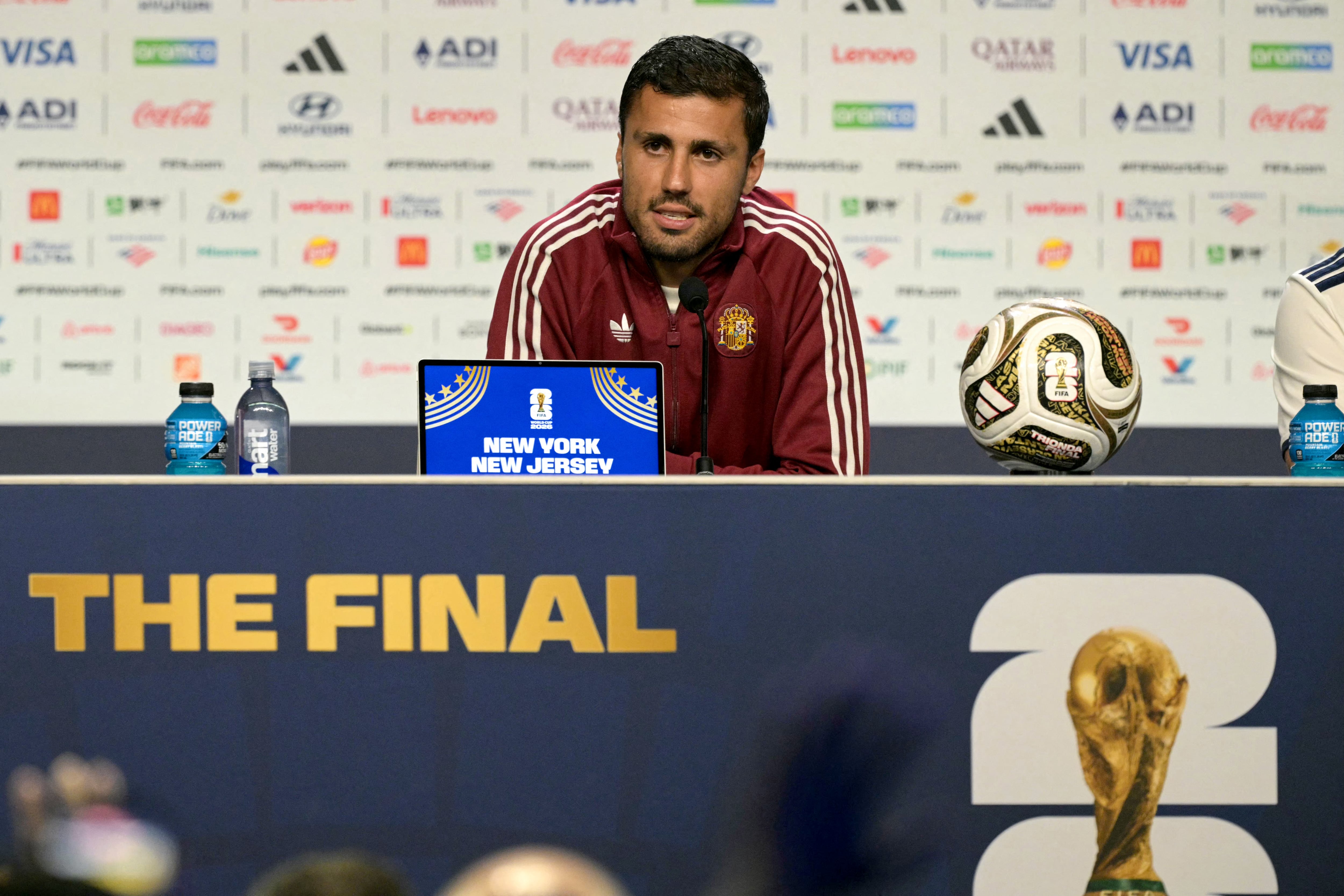 El capitán de España, Rodrigo Hernández, habló en conferencia de prensa previo a la final del Mundial 2026. (Photo by JUAN MABROMATA / AFP)