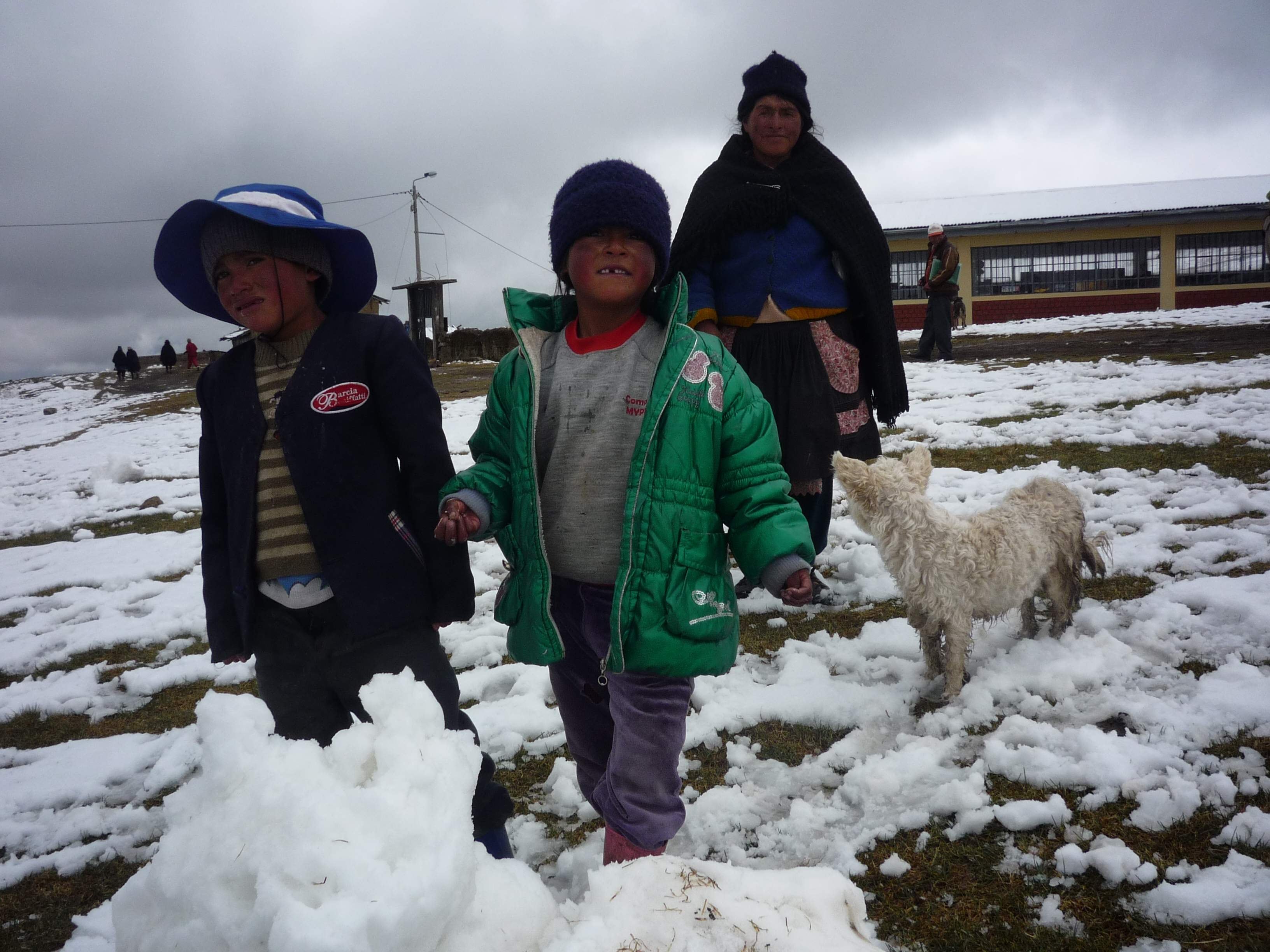 NEVADA EN PUCARA ZONA ALTINA FRIAJE NIÑOS CAMINANADO SOBRE LA NIEVE
