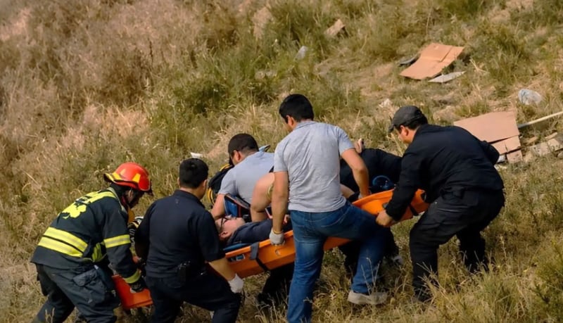 El vehículo de la empresa Veloz del Valle se despistó en el sector Chotén cuando cubría la ruta Cajamarca–Ciudad de Dios. FOTO: ANDINA