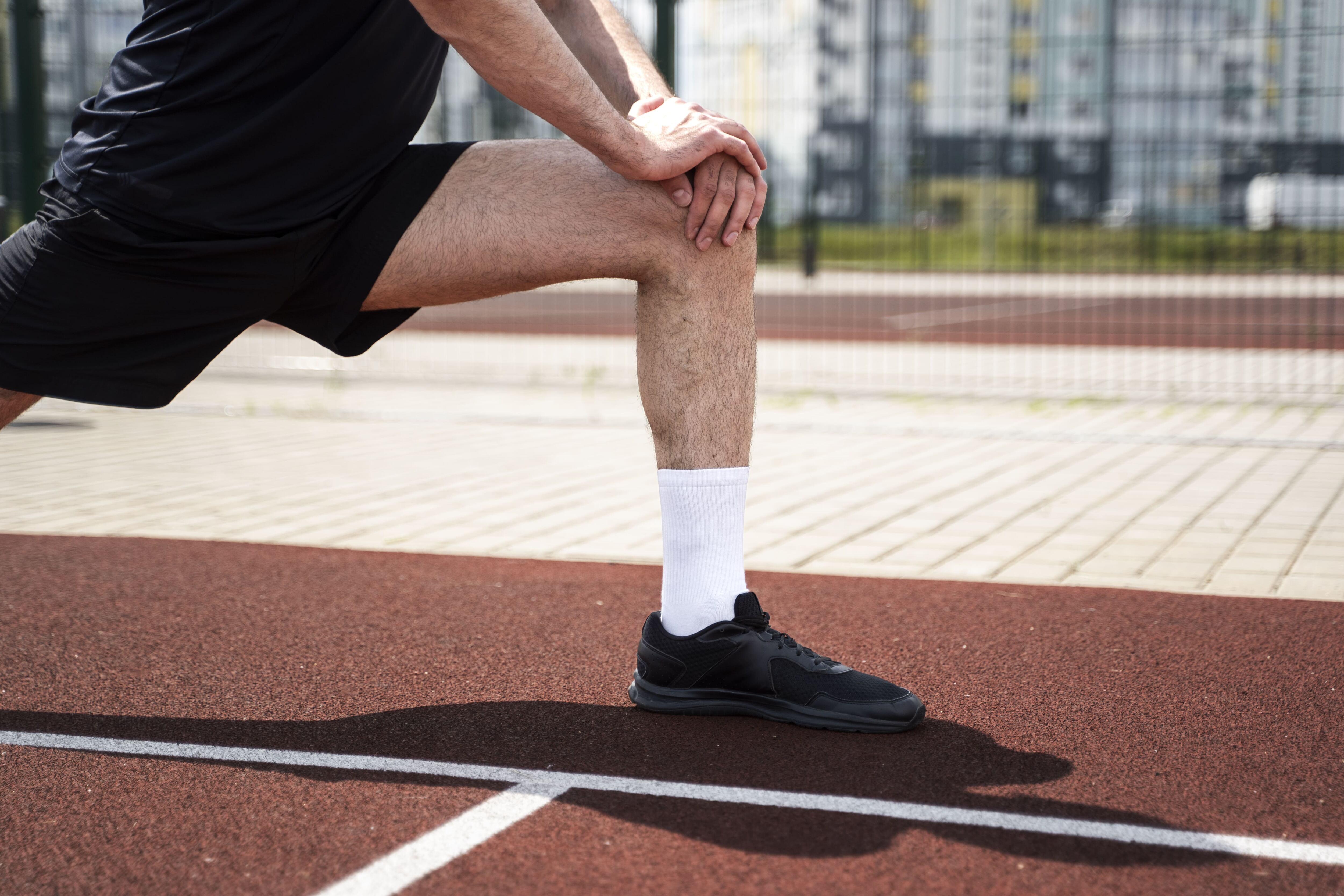 Identificar a tiempo un esguince y seguir el tratamiento adecuado puede prevenir complicaciones futuras.