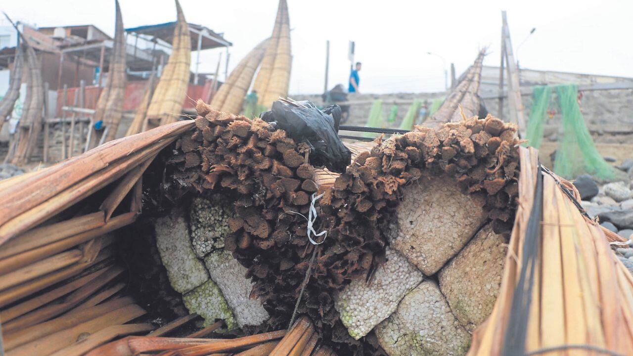 Más de 3 metros de tecnopor se colocan. (Foto: Johnny Aurazo)