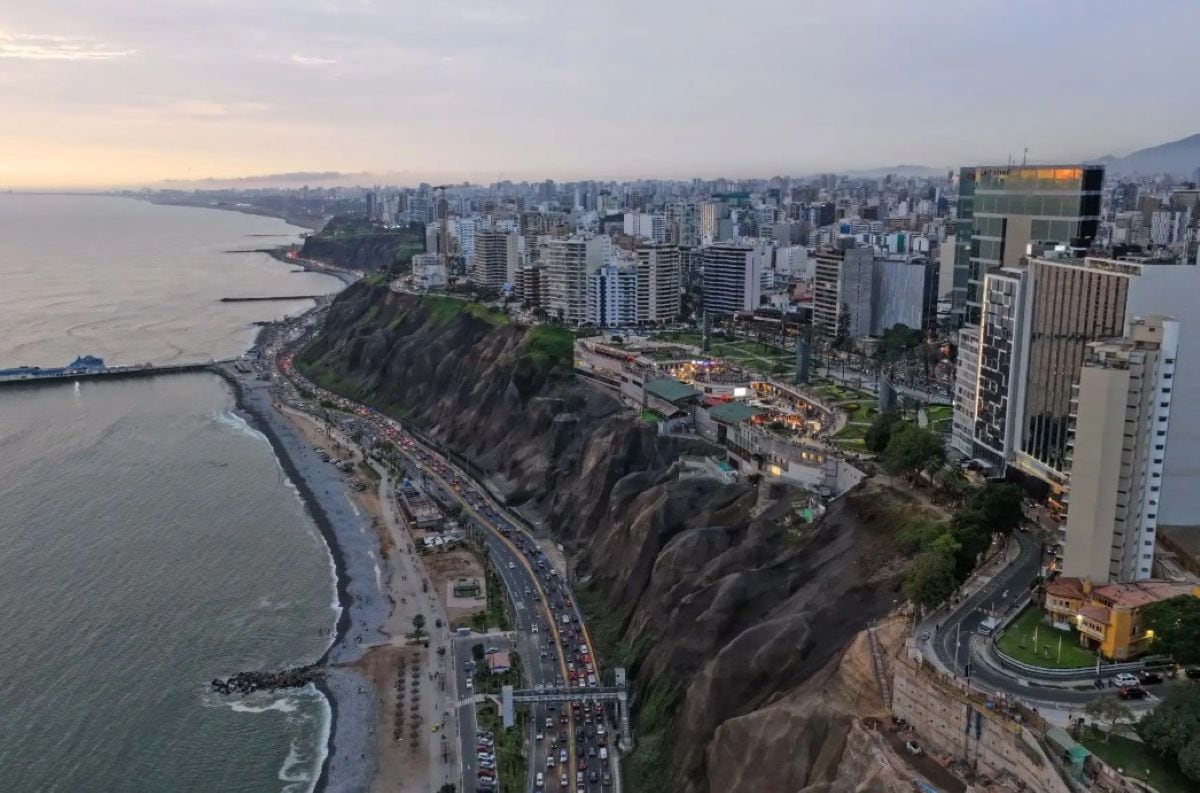 Especialistas advierten que los suelos blandos o arenosos y las construcciones informales aumentan la vulnerabilidad. Este 14 de agosto se realizará el II Simulacro Nacional Multipeligro 2026. (Foto: Andina)