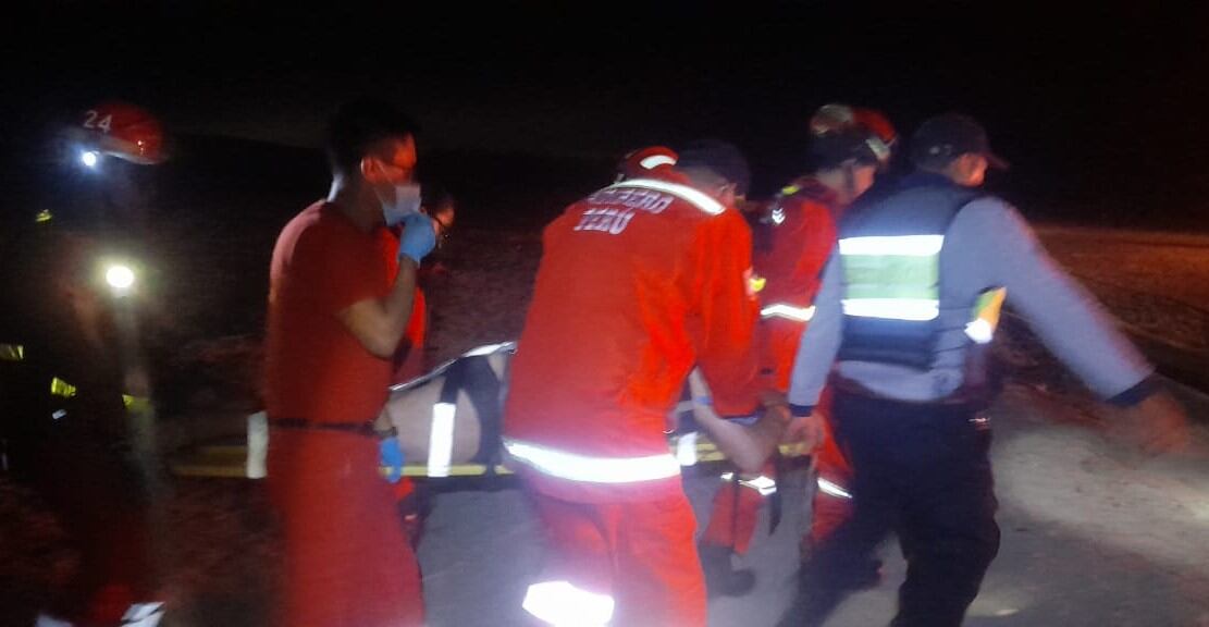 Bomberos, policías y serenos acudieron en auxilio del hombre que cayó a un canal con aguas residuales en zona rural