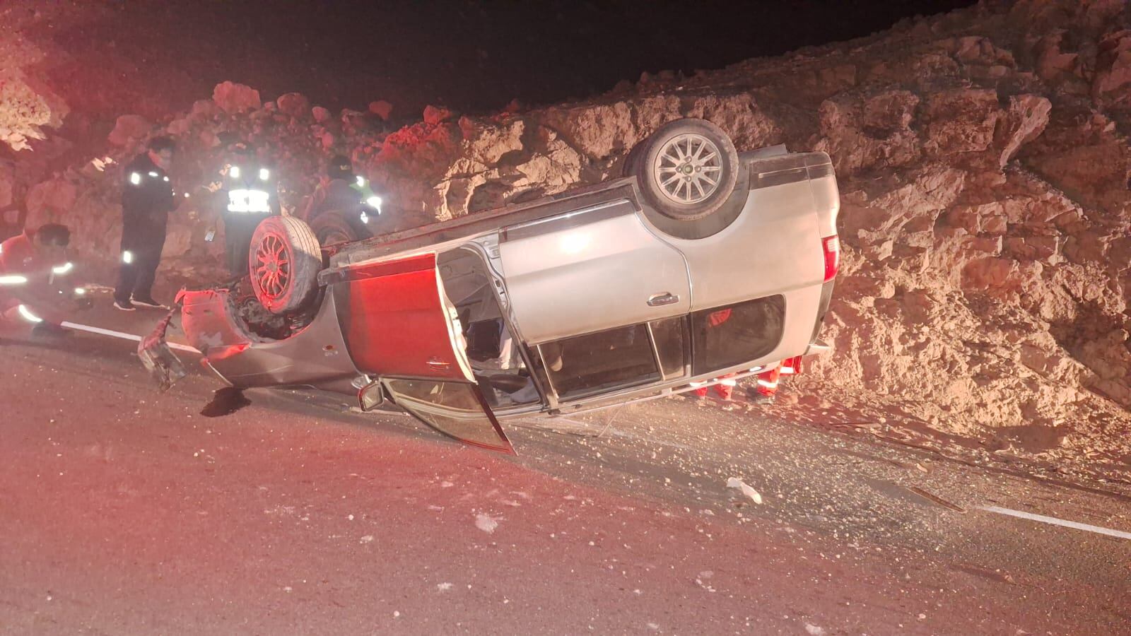 Vehículo piloteado por septuagenario despistó y chocó contra cerro. No tenía licencia de conducir en el momento de ser auxiliado. (Foto: Difusión)