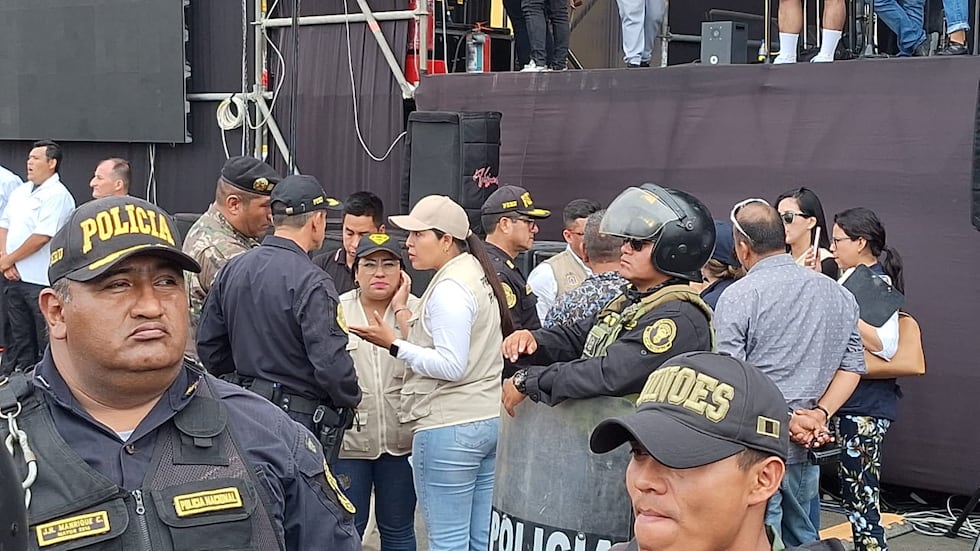 La Policía Nacional del Perú interviene escenario donde se realizan preparativos para concierto de cumbia por los 203 años de la Independencia de Trujillo.