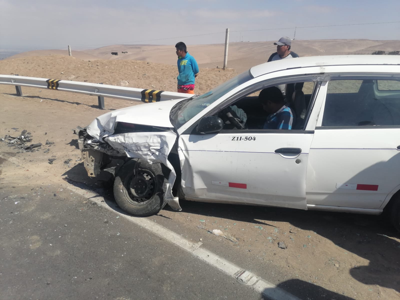 Porfirio y Rubén Ayma fueron auxiliados en el lugar del accidente de la carretera a Tarata. (Foto: Difusión)