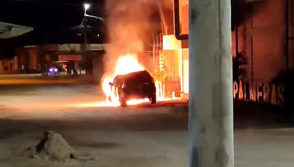 Auto en llamas de periodista Enrique Bayona