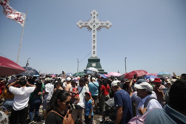 A pesar del intenso sol, familias hacen el ascenso al Cerro San Cristóbal. (Foto: Britanie Arroyo/ @photo.gec)