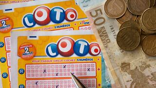 Hombre gana 1.350 millones de dólares en una lotería de EE.UU.