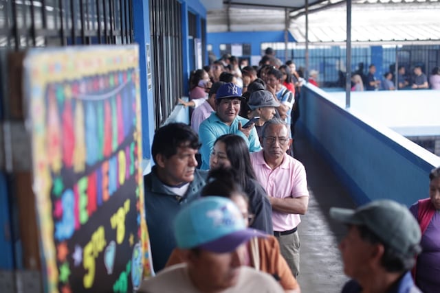 Se apertura las mesas de sufragio en el colegio San Luis Gonzaga de SJM, personas aún tienen quejas por el trabajo del personal de ONPE (Fotos: Julio Reaño/@photo.gec)