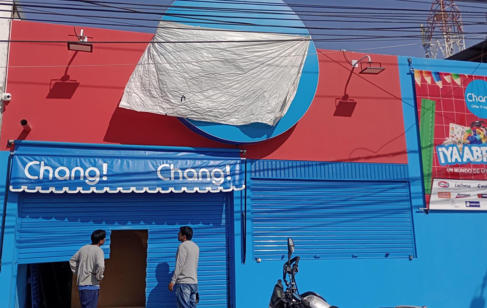 Fueron más de 7 minutos que estuvo uno de los integrantes de esta banda en el interior del local, mientras que sus cómplices lo esperaban en el exterior del local