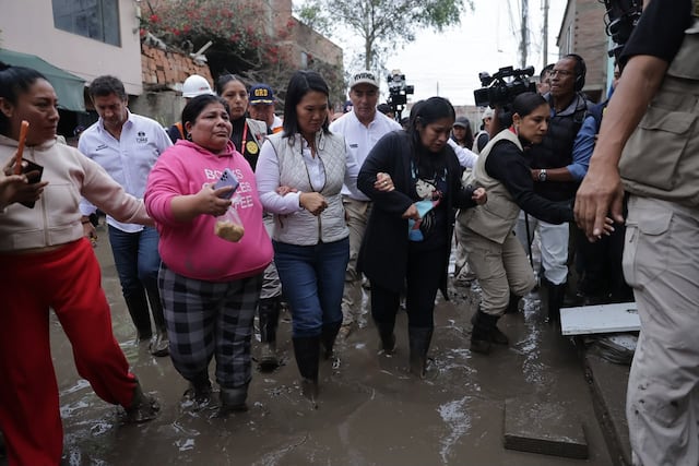 Keiko Fujimori evalúa declarar en emergencia distritos de Lima afectados por lluvias