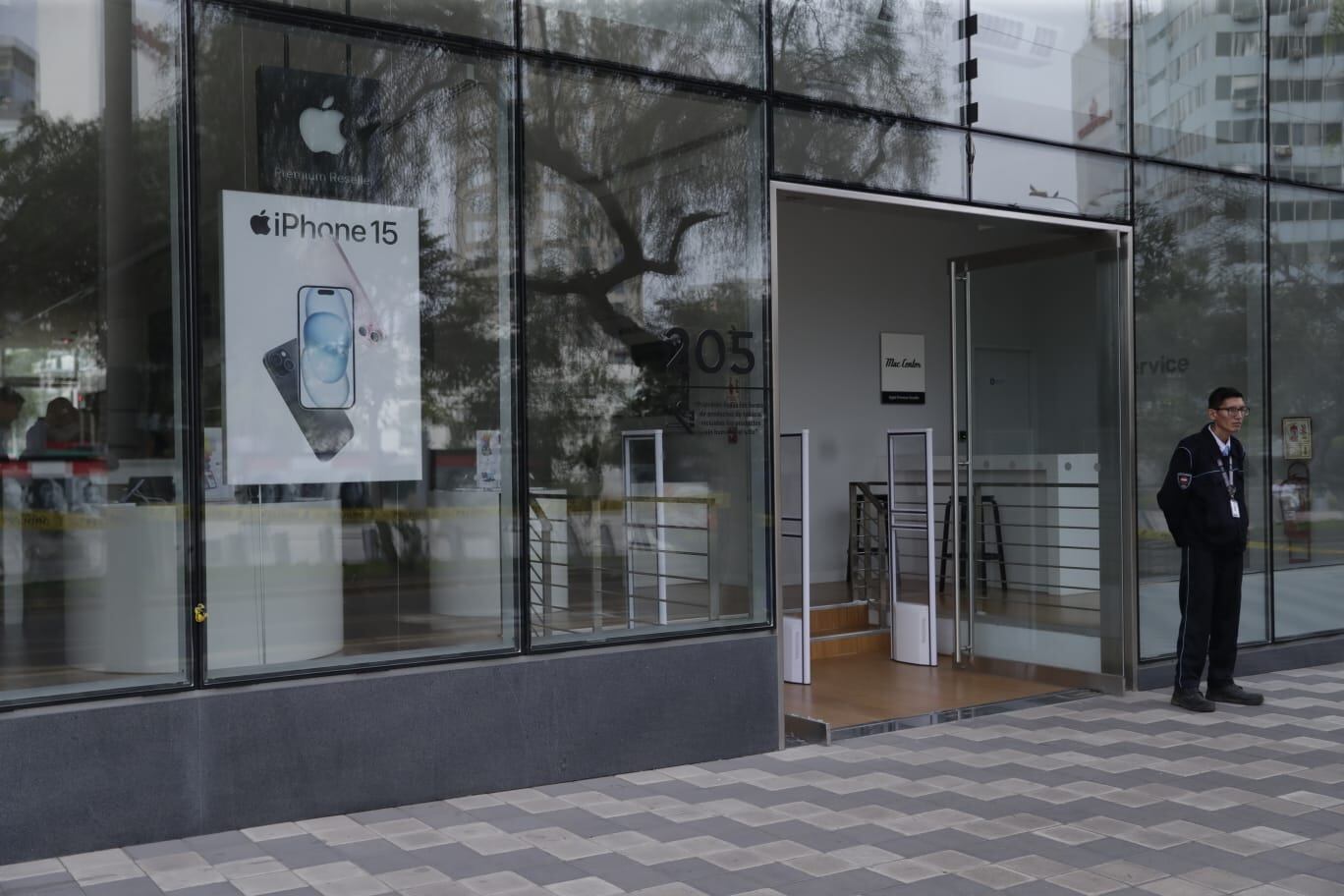 Asaltan Mac Center en San Isidro. (Fotos: Hugo Pérez @photo.gec)