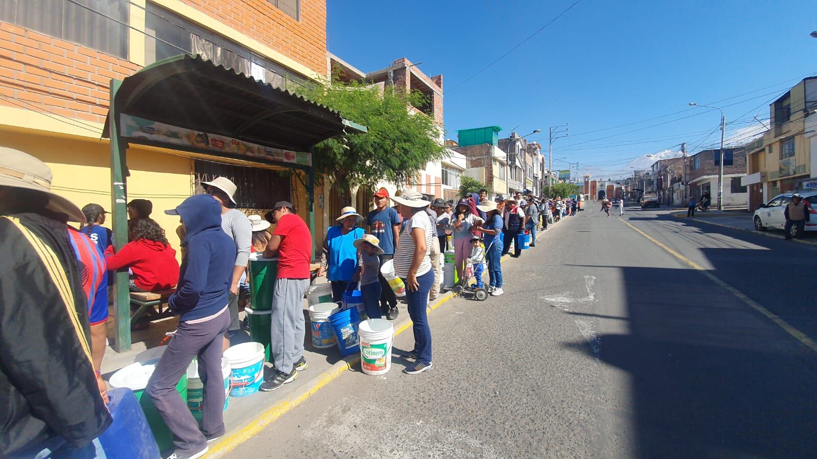 Pobladores deben esperar varias horas para recibir agua de camiones cisternas. (Foto: Leonardo Cuito)