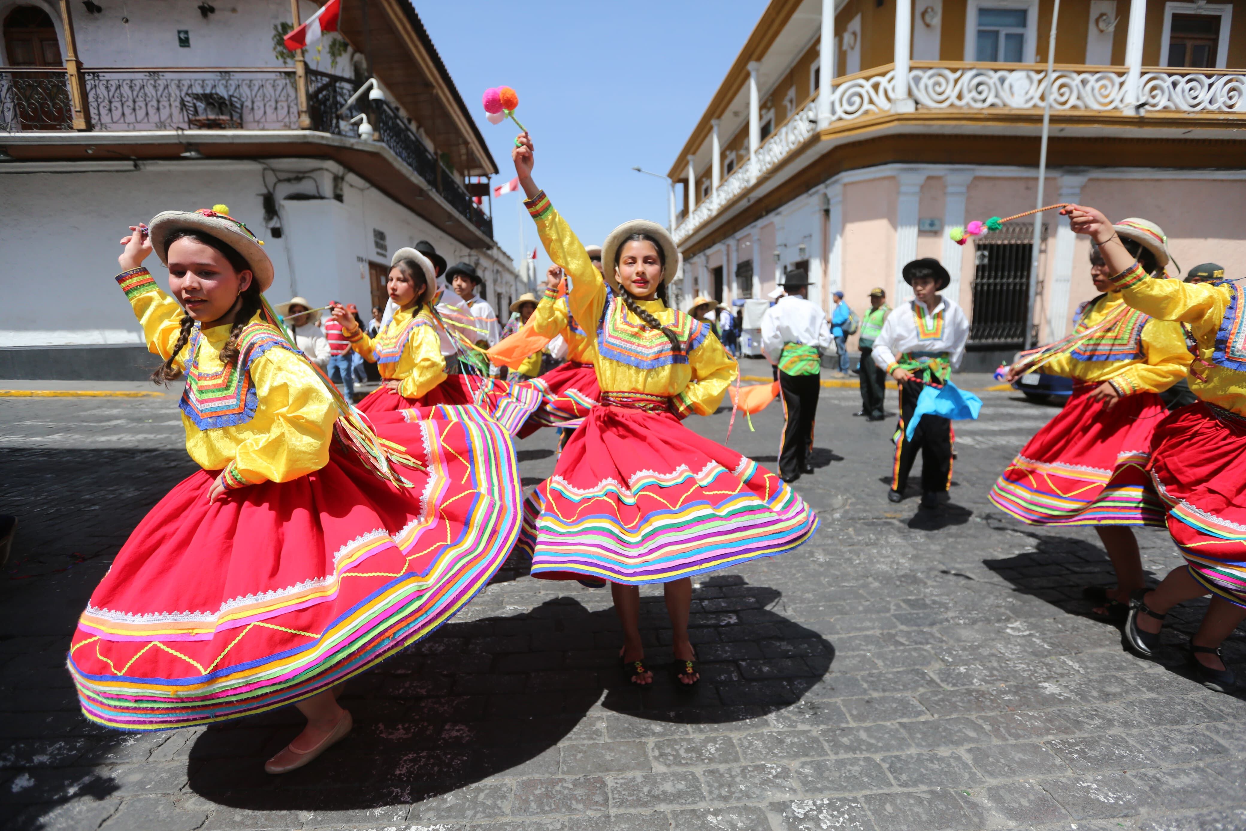 Pasacalle por el Día del Turismo. FOTO: Leonaro Cuito.