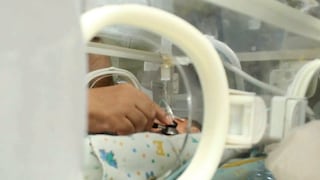 Piura: Médicos salvan a bebé prematuro de solo 870 gramos en Sullana