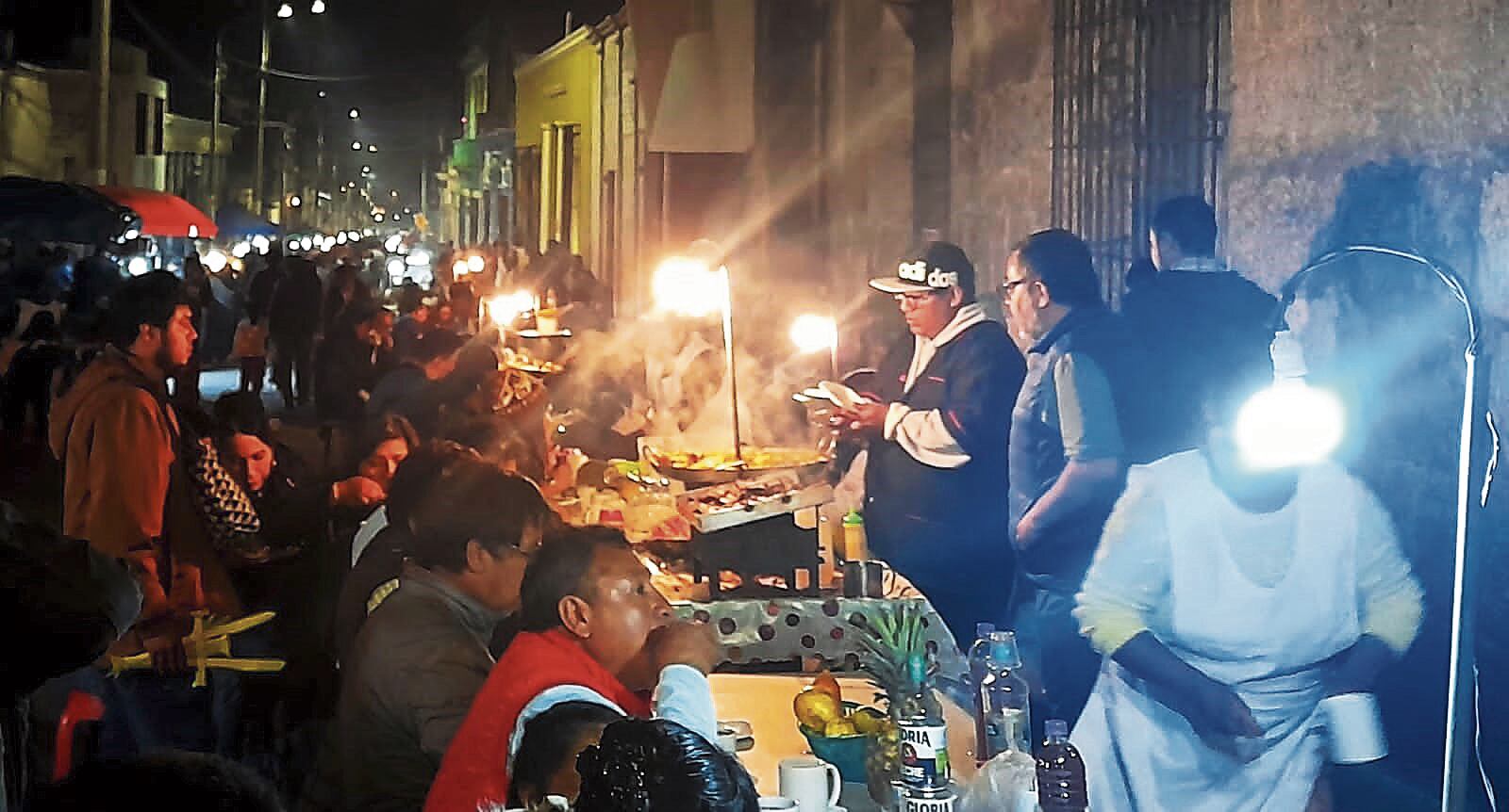 Algunas personas bebían en tazas y otros llevaban en botellas. (Foto: GEC)