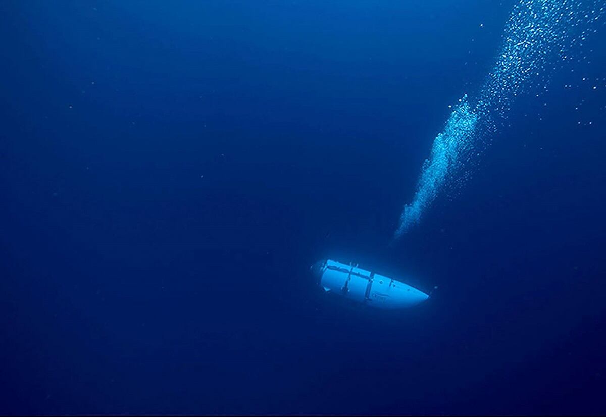 Esta imagen sin fecha, cortesía de OceanGate Expeditions, muestra su sumergible Titán durante un descenso. (Foto de Handout / OceanGate Expeditions / AFP)
