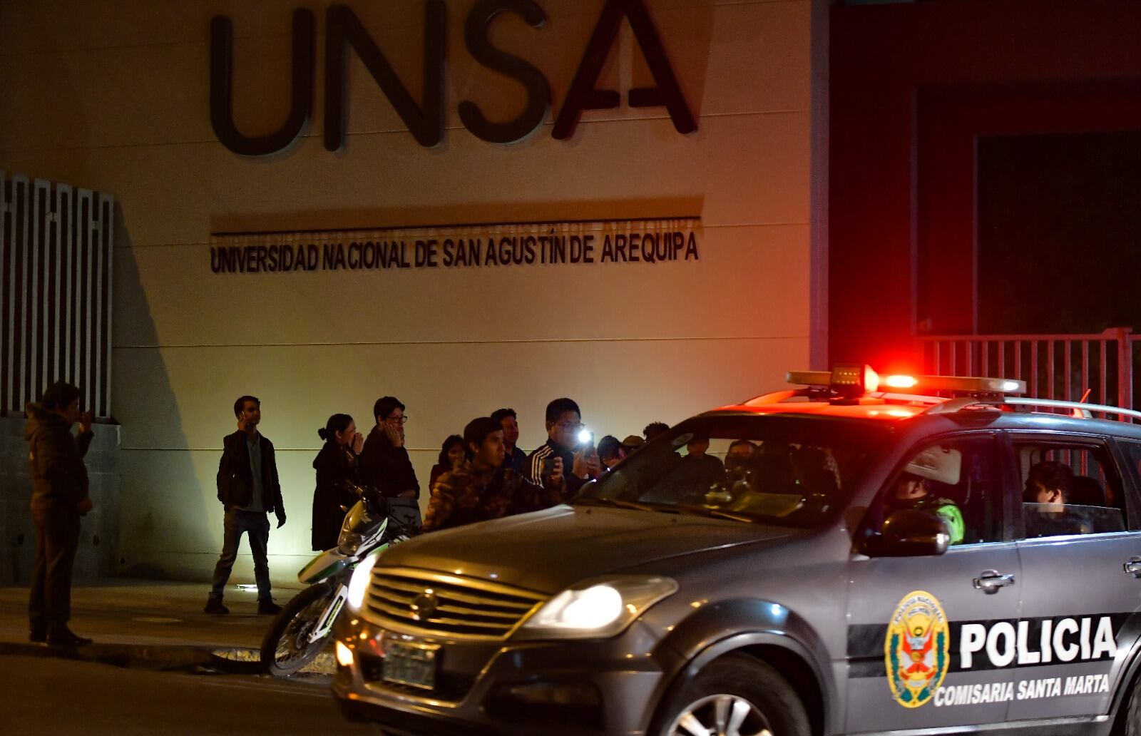 Policía investiga el caso de feminicidio en la UNSA. (Foto: Diego Ramos)