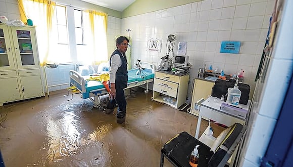 Establecimiento de salud de Alca inundado por el ingreso de lodo y piedras. (Foto: Difusión)