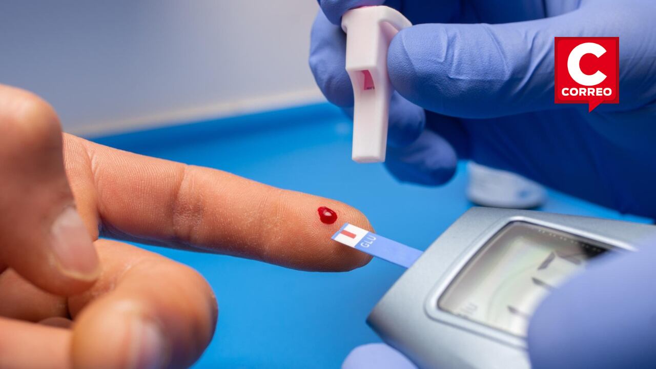 Los síntomas se manifiestan inicialmente con sangrados excesivos, especialmente en músculos y articulaciones.