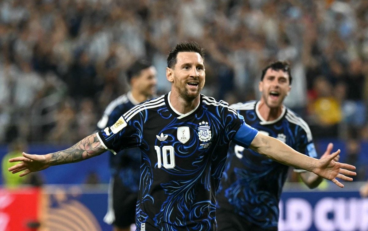 ¡Golazo de otro planeta! Messi la clavó de tiro libre y selló la goleada de Argentina ante Jordania | (Foto: AFP)