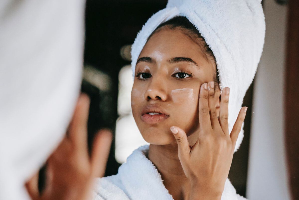 Simplifica la rutina de cuidado de rostro para tener una piel radiante con pocos productos. (Foto: Pexels)