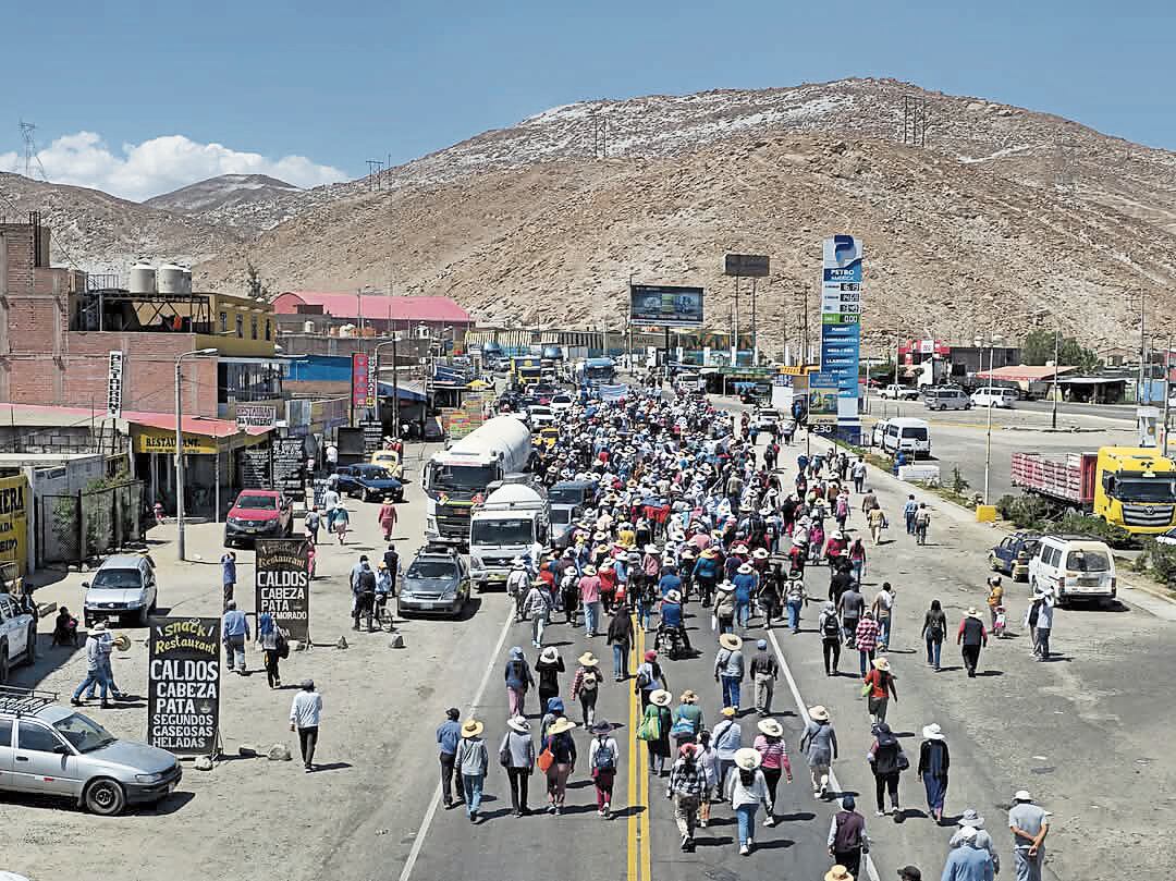 Población del distrito La Joya salió a protestar. Foto: GEC.