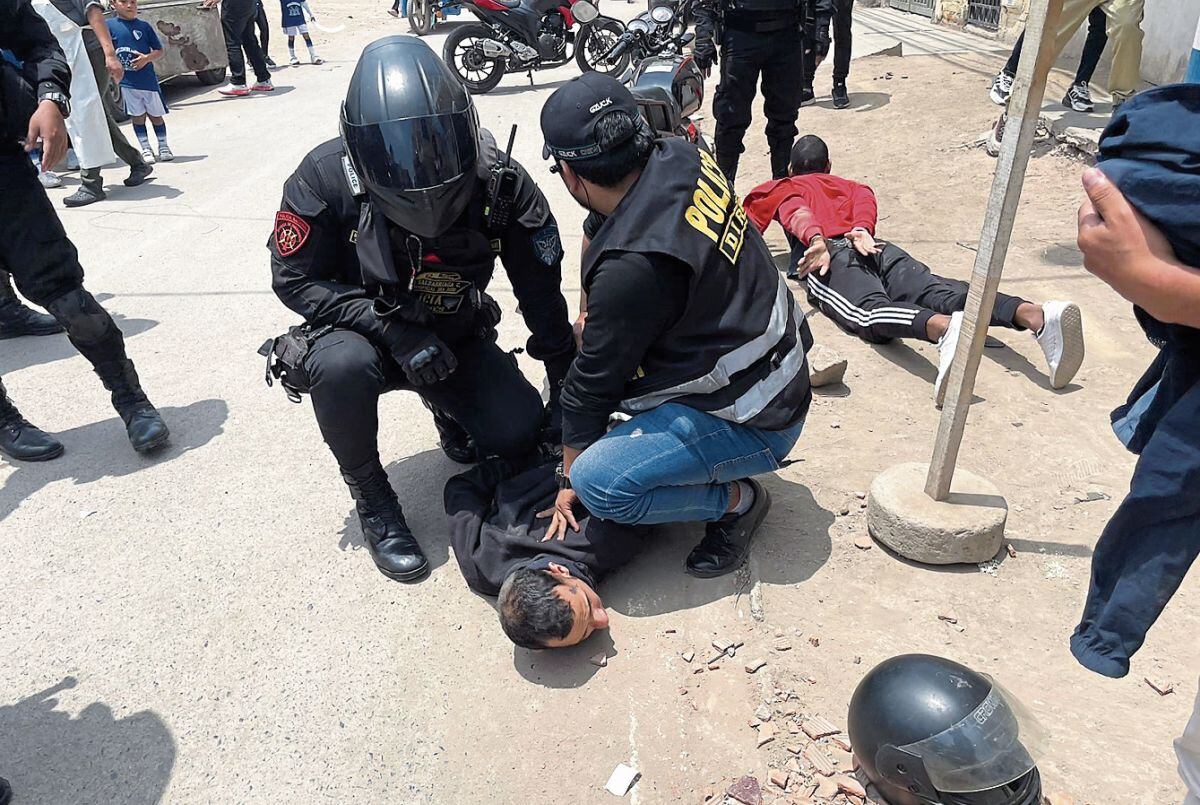 Pese a los esfuerzos de la Policía Nacional peruana el delito de extorsión contra ciudadanos no cesa de crecer. En la foto crimianales venezolanos son capturados en delito flagrante en el distrito de San Martín de Porras.