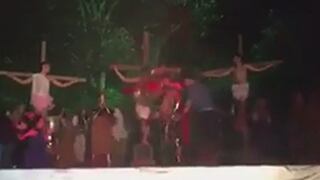 Hombre en estado de ebriedad intenta rescatar a 'Jesús' en una obra teatral (VIDEO)