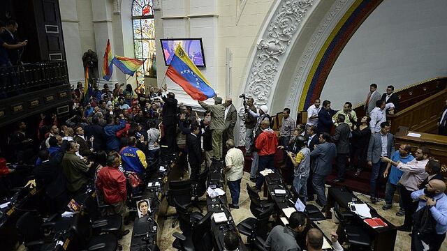 Chavistas ingresaron a la fuerza al Parlamento venezolano (VIDEO)