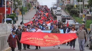 Junín: Con marcha administrativos denuncian que ganan solo S/825 como sueldo básico