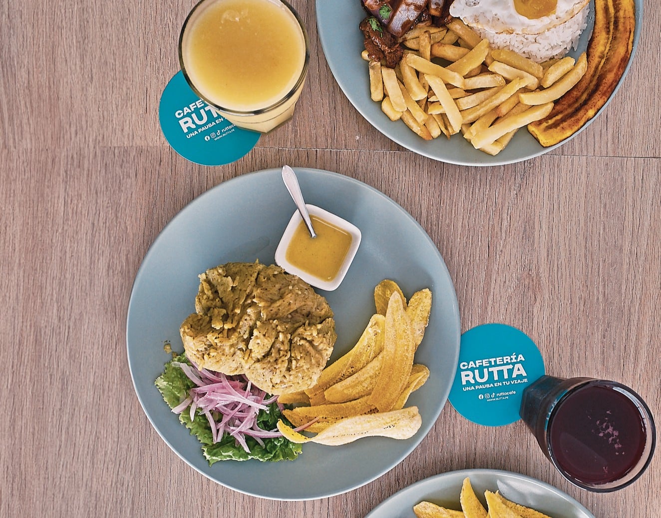 El viajero, antes de tomar su avión, puede saborear una gastronomía de alta calidad, para llegar a su destino con el paladar satisfecho.