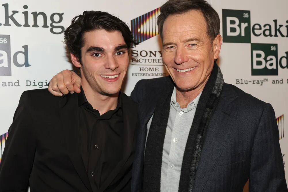 Bryan Cranston dedica emotivas palabras al fallecido actor RJ Mitte: "Te extrañaré, hijo"