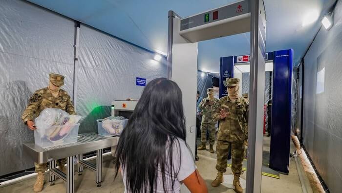 El control se aplica a las visitas de los internos, al personal del INPE, funcionarios, autoridades y personas privadas de libertad procedentes de otros establecimientos penitenciarios.