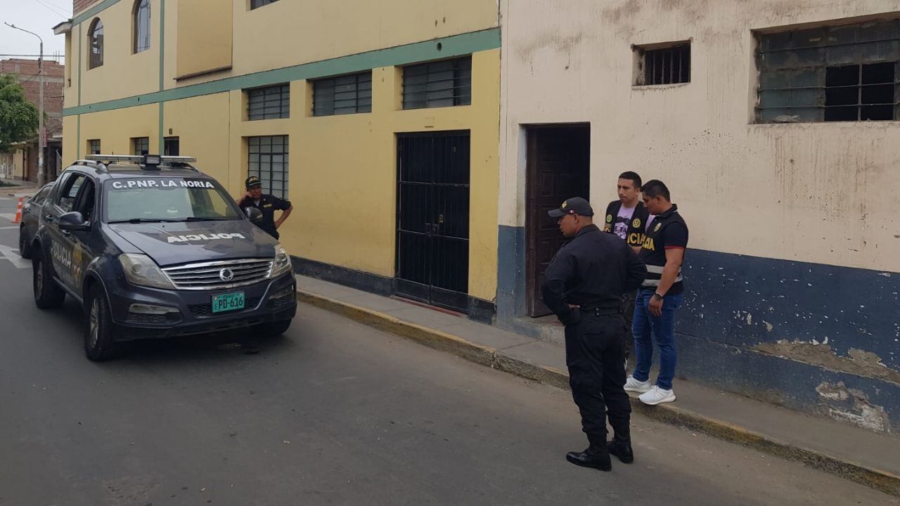 Efectivos de la Policía Nacional del Perú reportaron que tenía dos impactos de bala. Ocurrió en urbanización El Bosque de Trujillo.