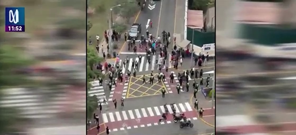 Corredor Azul: Colectiveros se enfrentan a policías durante implementación del carril bidireccional
