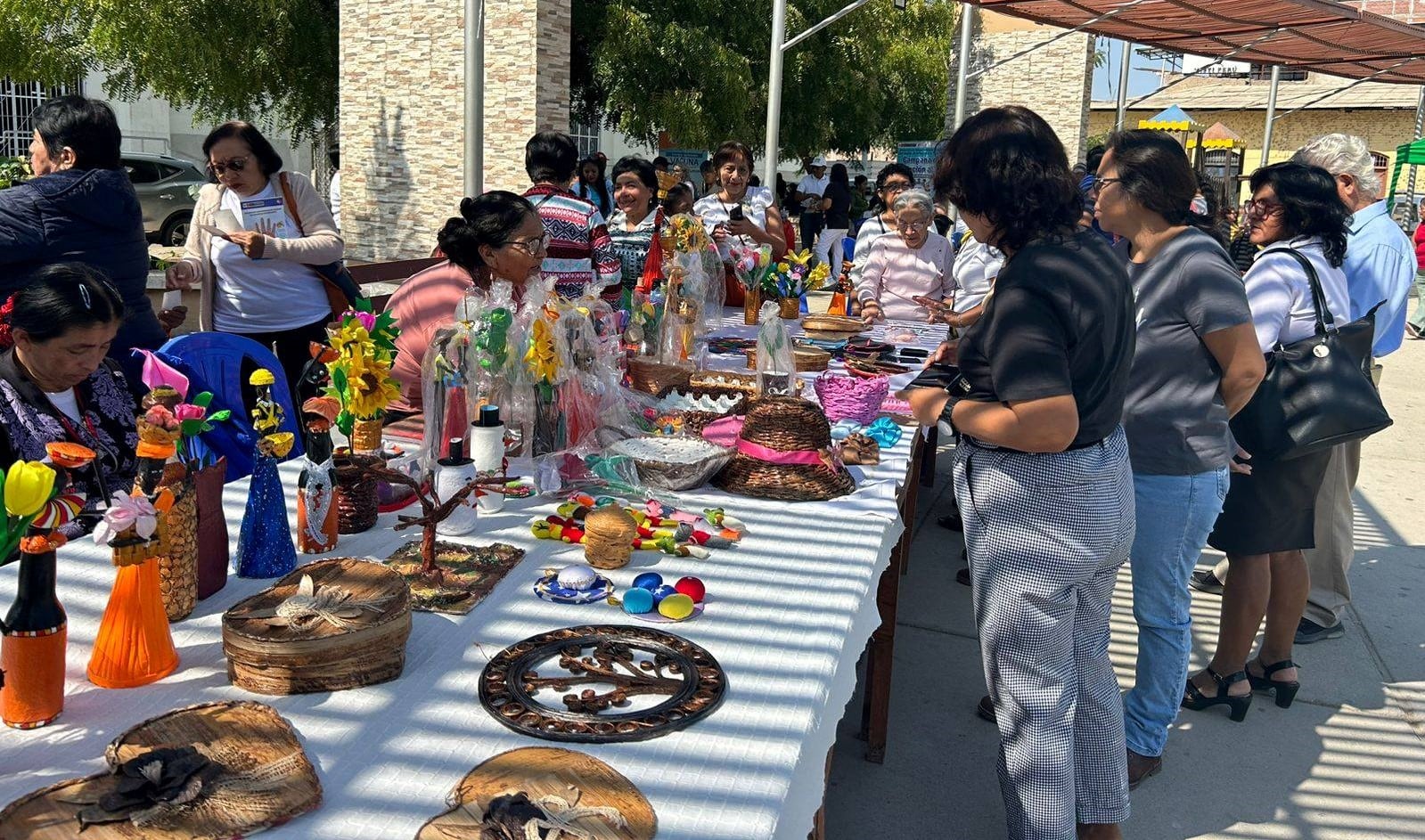 Las autoridades municipales dieron inicio a las actividades por el Día del Adulto Mayor con una feria que se realiza en la Plaza de la Cultura de la provincia de Sullana y que durará ocho días en un variado programa.