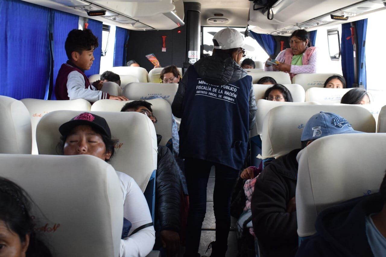 Los padres deben llevar los documentos de identidad de los menores de edad y los tutores los permisos respectivos