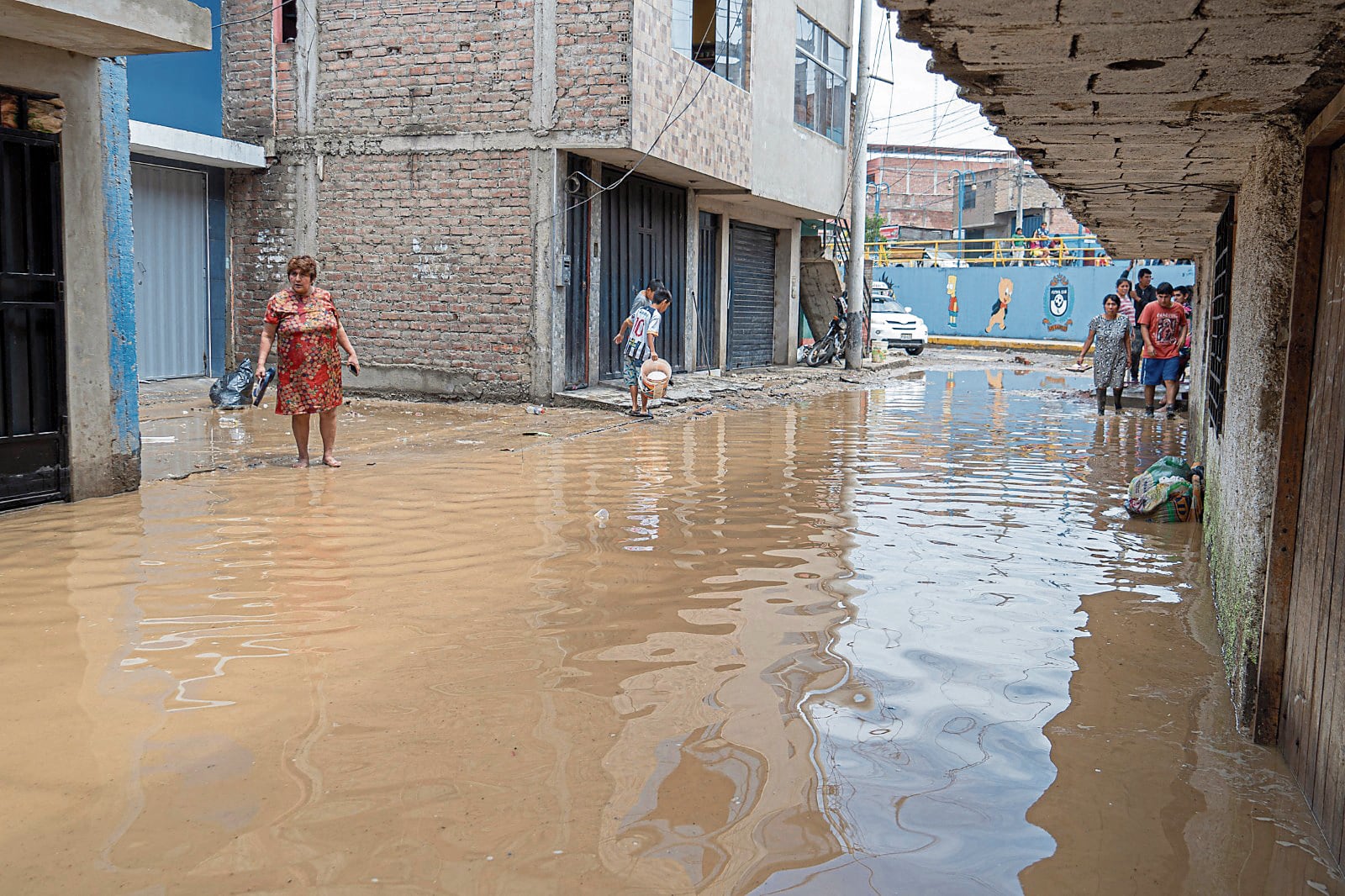 A casi una década de las inundaciones de 2017, que dejaron más de 300 mil afectados en la provincia, la capital liberteña continúa sin un sistema de drenaje pluvial. Hay 57 puntos críticos de aniego identificados y el proyecto, que beneficiaría a más de 400 mil habitantes, permanece en fase de diseño.