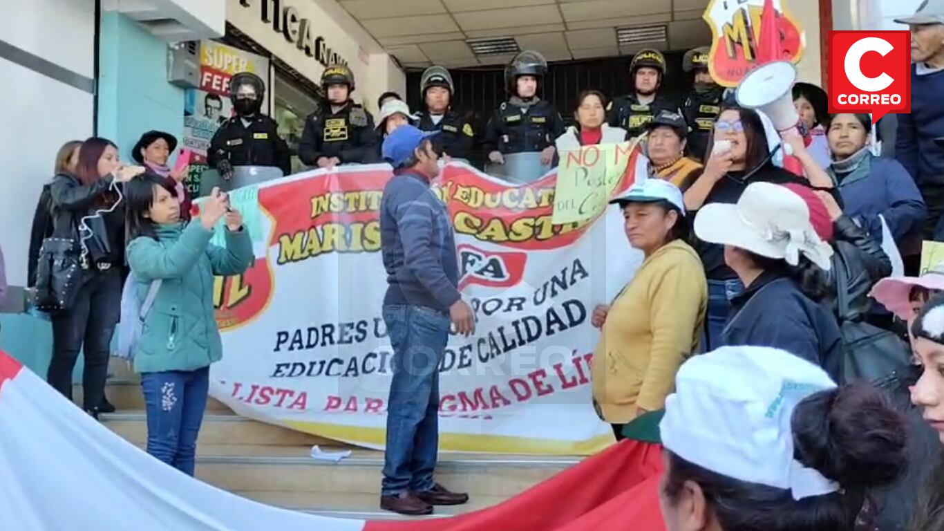 Padres protestan a exteriores del Gobierno Regional de Junín
