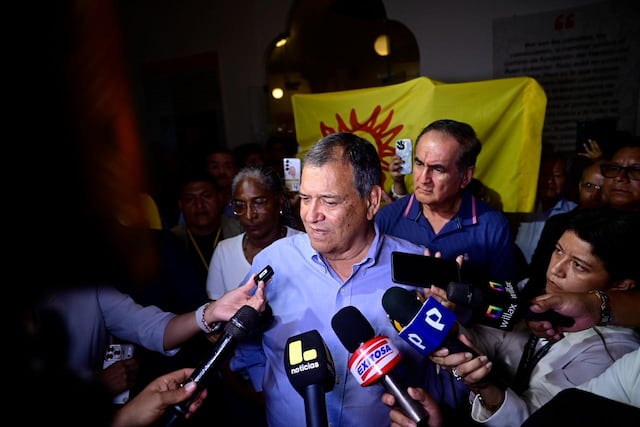 El candidato por partido "Buen Gobierno", Jorge nieto, recibió el flash electoral en su local en el centro de Lima. (Fotos: Paloma del Solar /@photo.gec)