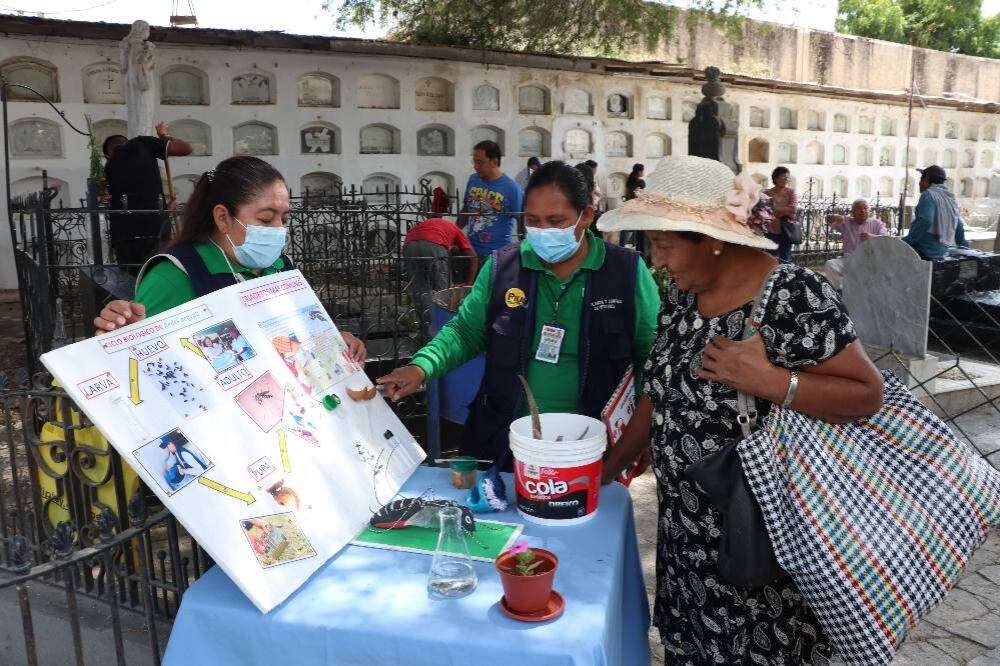 Personal de salud realizó una campaña de sensibilización en los cementerios para evitar la proliferación del zancudo transmisor del dengue