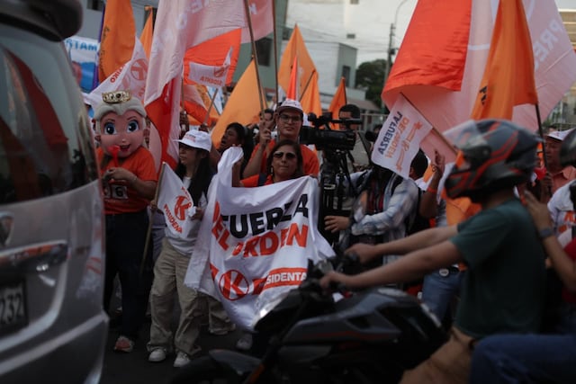 Simpatizantes de partidos llegan a exteriores del Centro de Convenciones por debate presidencial (Foto: Julio Reaño/GEC)