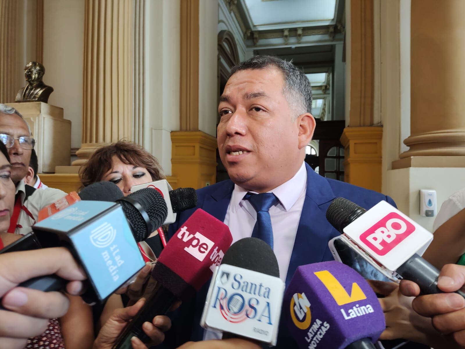 Darwin Espinoza de Acción Popular aseguró que existe un “cogobierno” con la presidenta Boluarte.