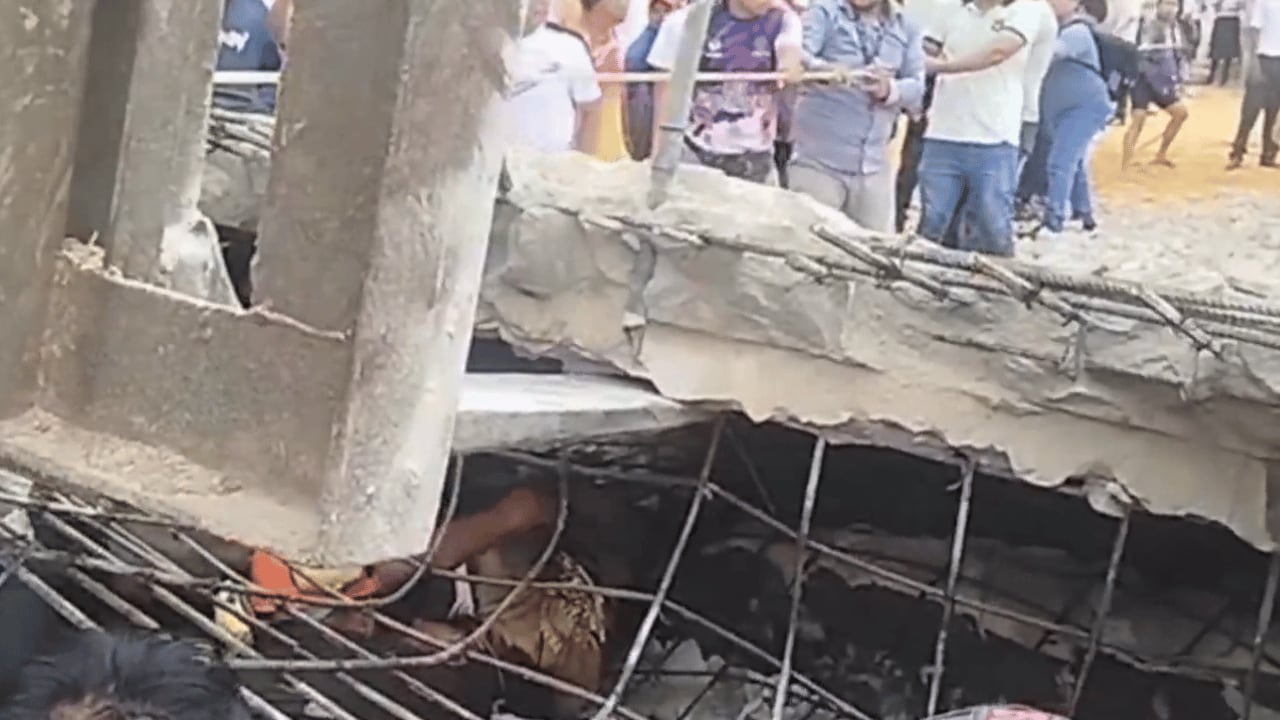 El estudiante había sido trasladado en estado crítico a un hospital tras quedar atrapado bajo una estructura de concreto. Otro escolar también resultó afectado por el colapso ocurrido este lunes 24 de agosto en Punchana. (Imagen de Canal N)