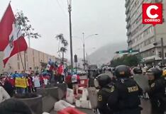 Mineros informales se enfrentan con la Policía durante protesta en la avenida Abancay