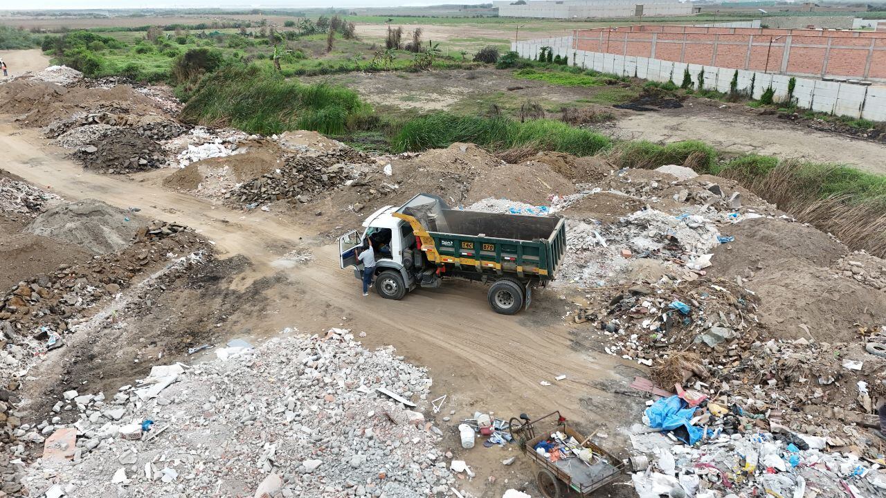 Trabajos de limpieza en el río Moche.